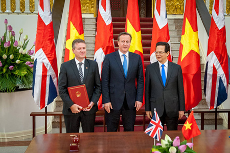 Thủ tướng Nguyễn Tấn Dũng, Thủ tướng David Cameron cùng ông Wilf Blackburn - Tổng giám đốc  Prudential Việt Nam tại buổi ký kết thỏa thuận kinh tế.